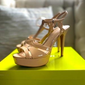 Gianni Bini T-Strap Sandals, size 8.5